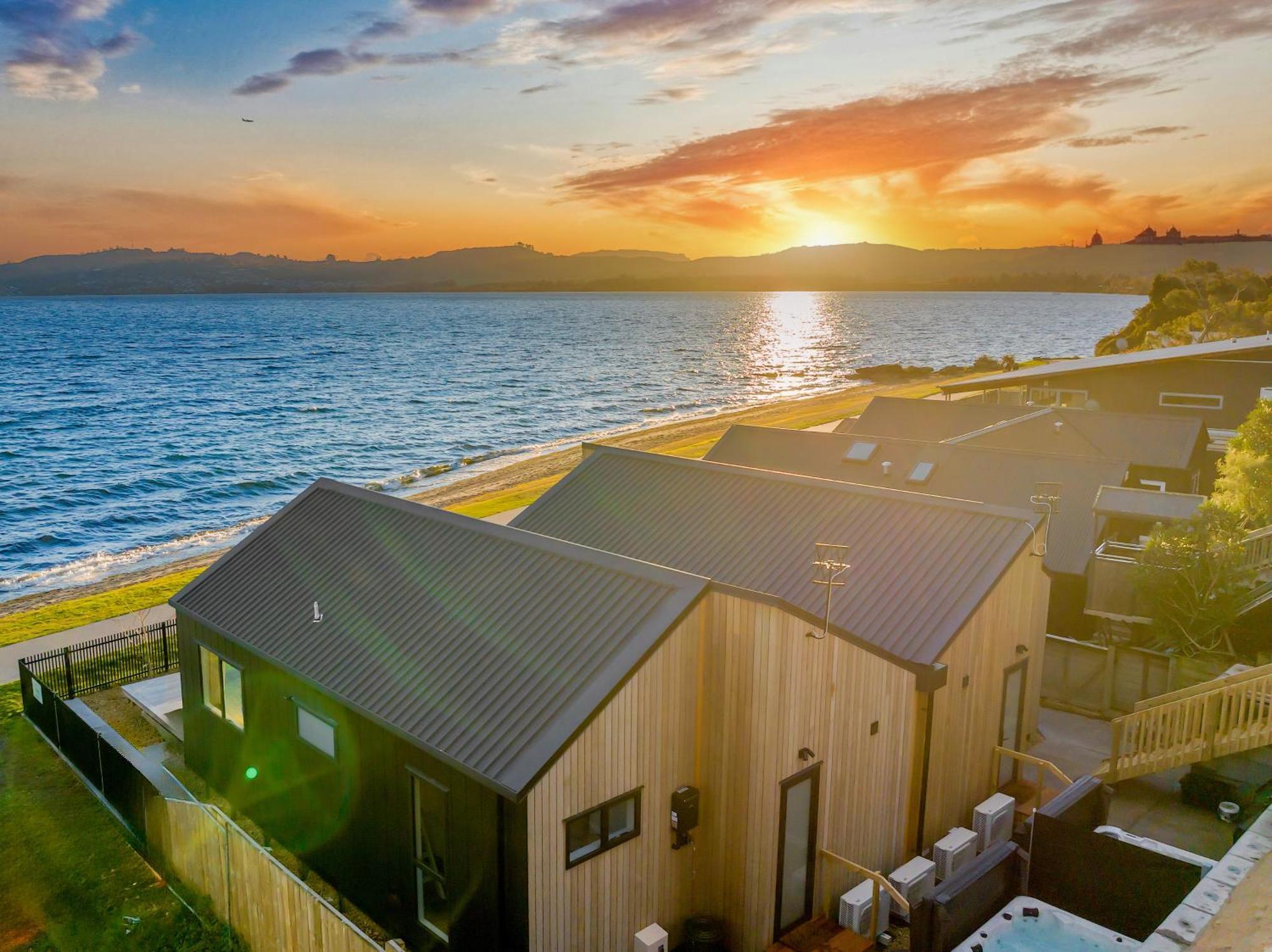 Brand New Lake Front Homes Spa Pool 陶波 外观 照片